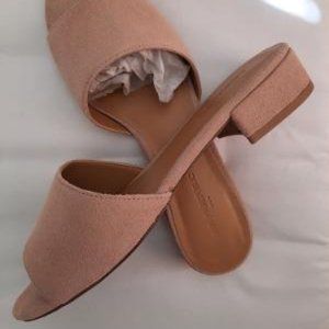 Banana Republic NWT Blush Suede Block Heel Sandals. Size 6 New Never worn